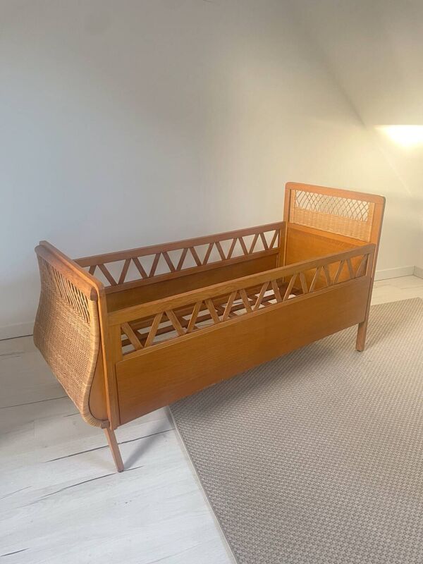 Lit bébé en bois et rotin années 60