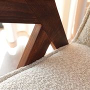Fauteuil vintage en bouclé gris et blanc, design scandinave.