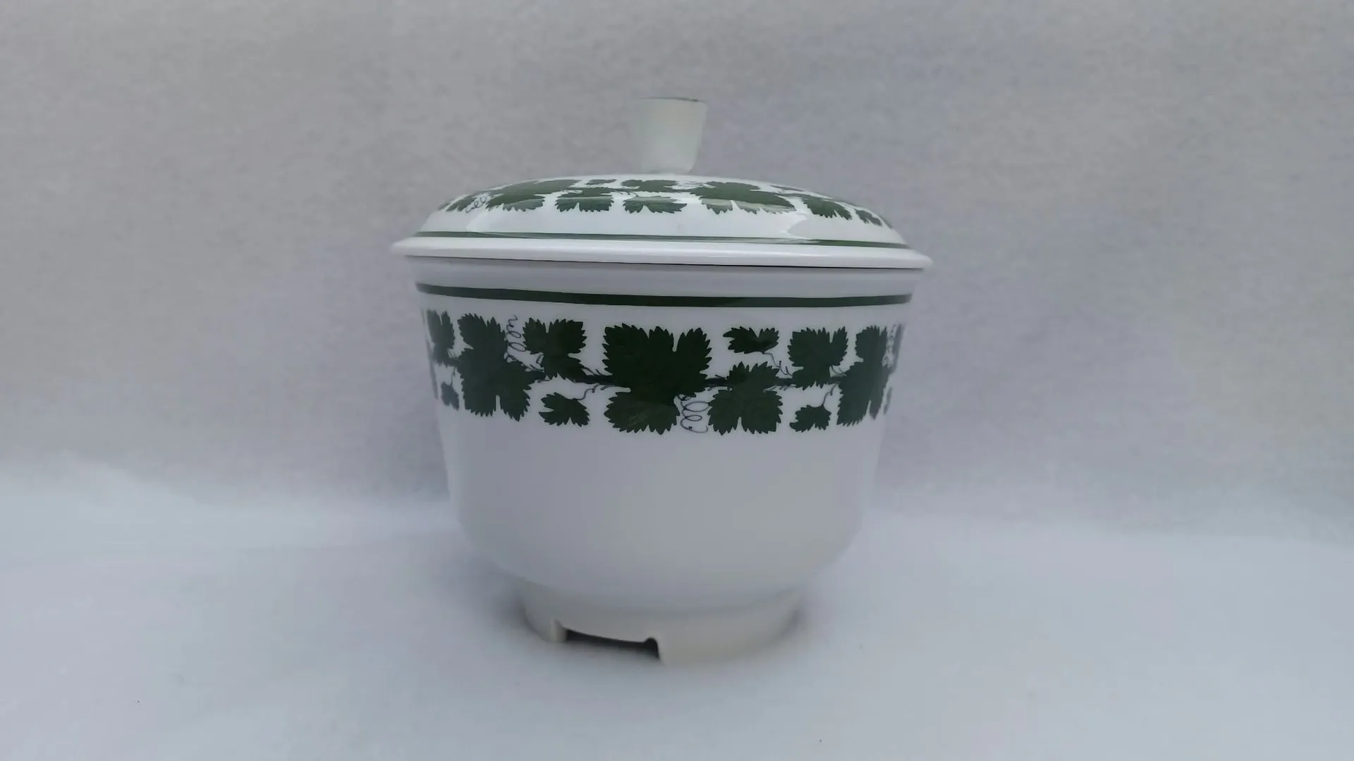 Vintage Meissen porcelain bonbonniere / lidded sugar bowl with vine leaf design, 1930s