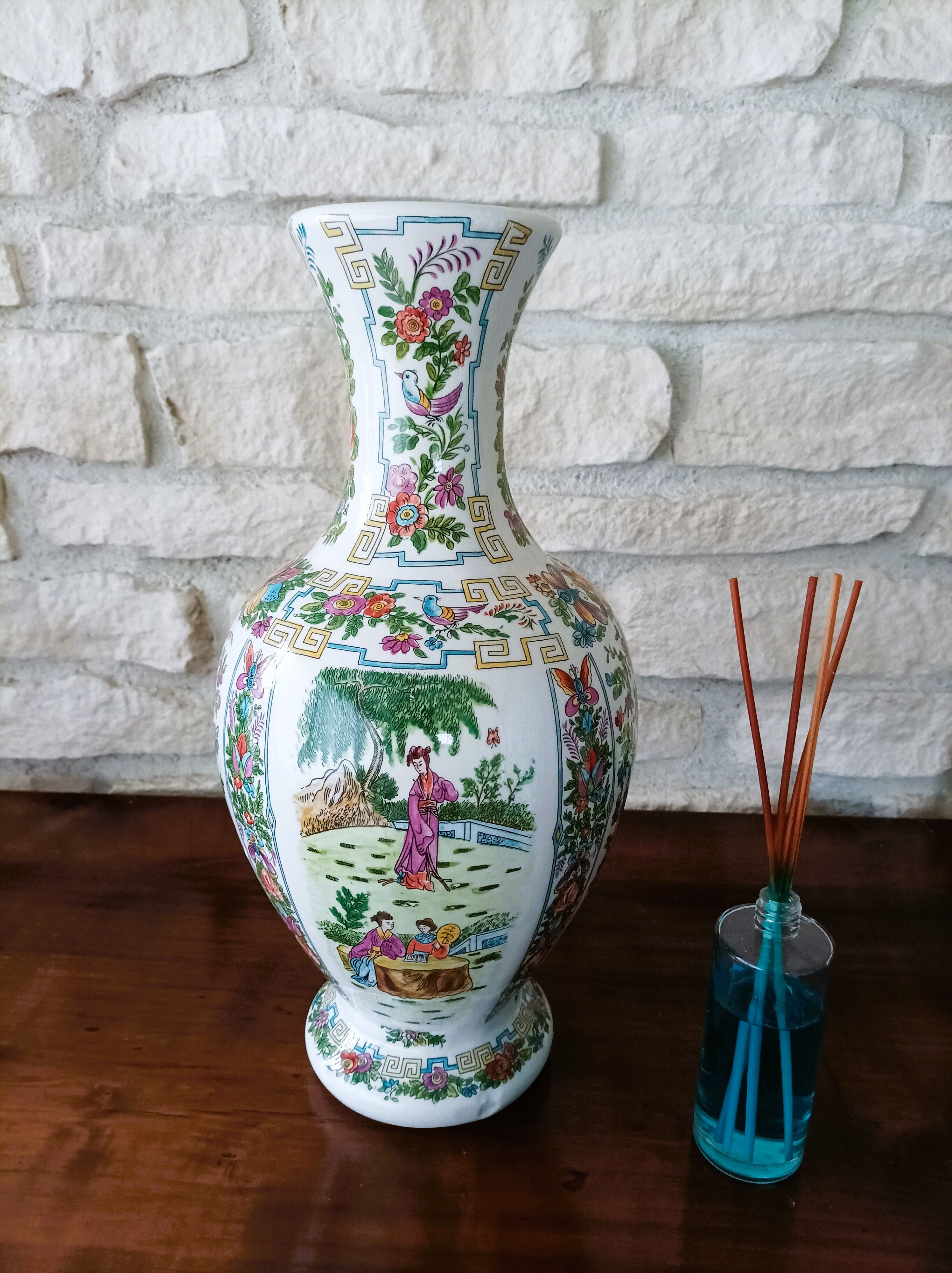 Large chinese vase signed