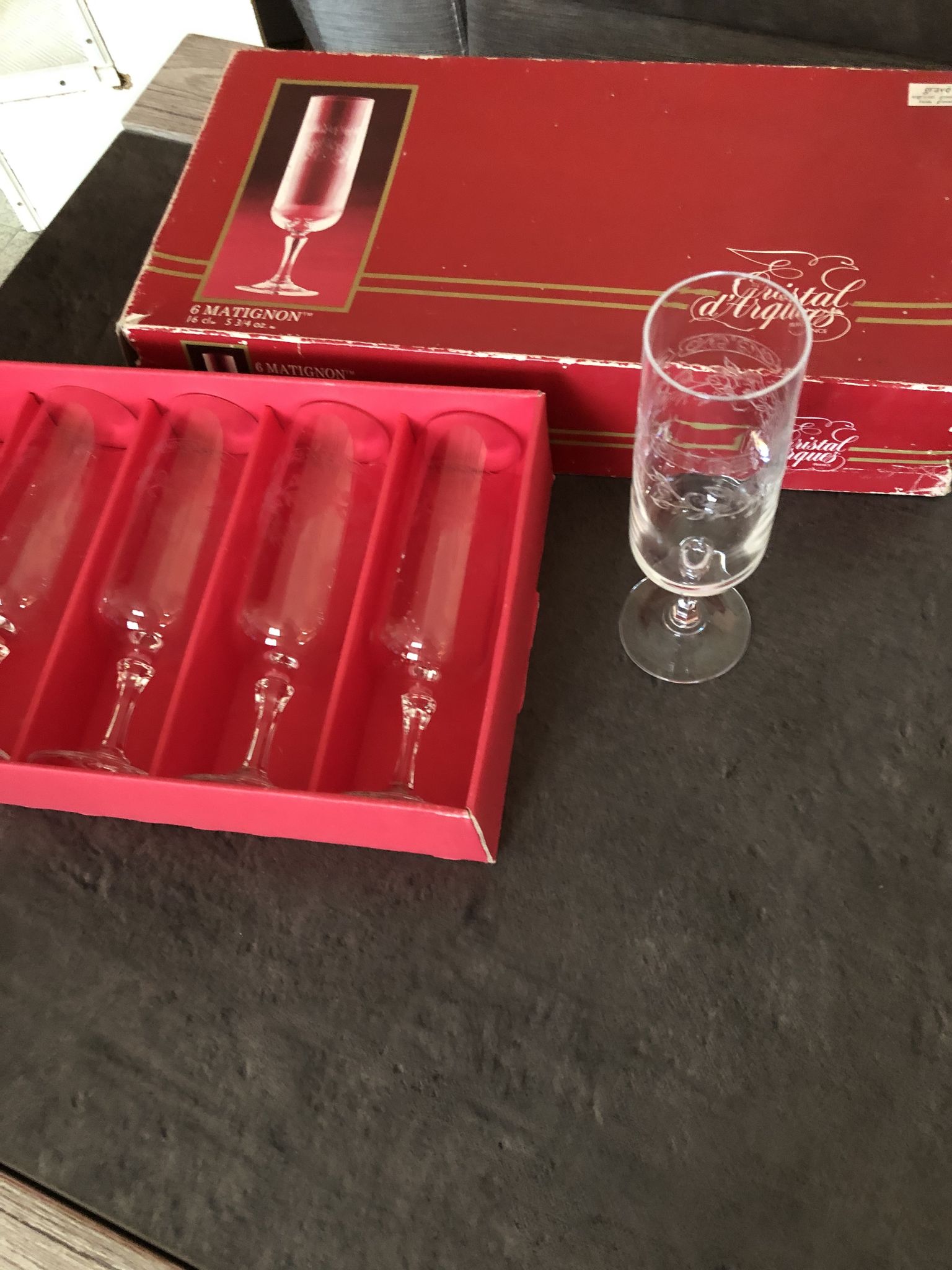 Ensemble de 24 verres en cristal d'Arques gravés modèle Matignon