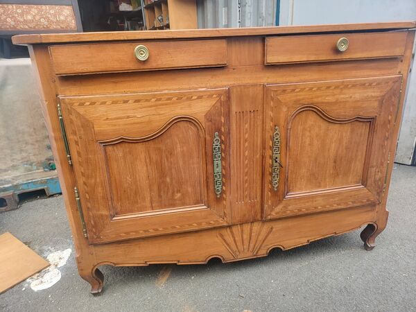 Buffet ancien en bois massif – marqueterie et pieds galbés – XIXe
