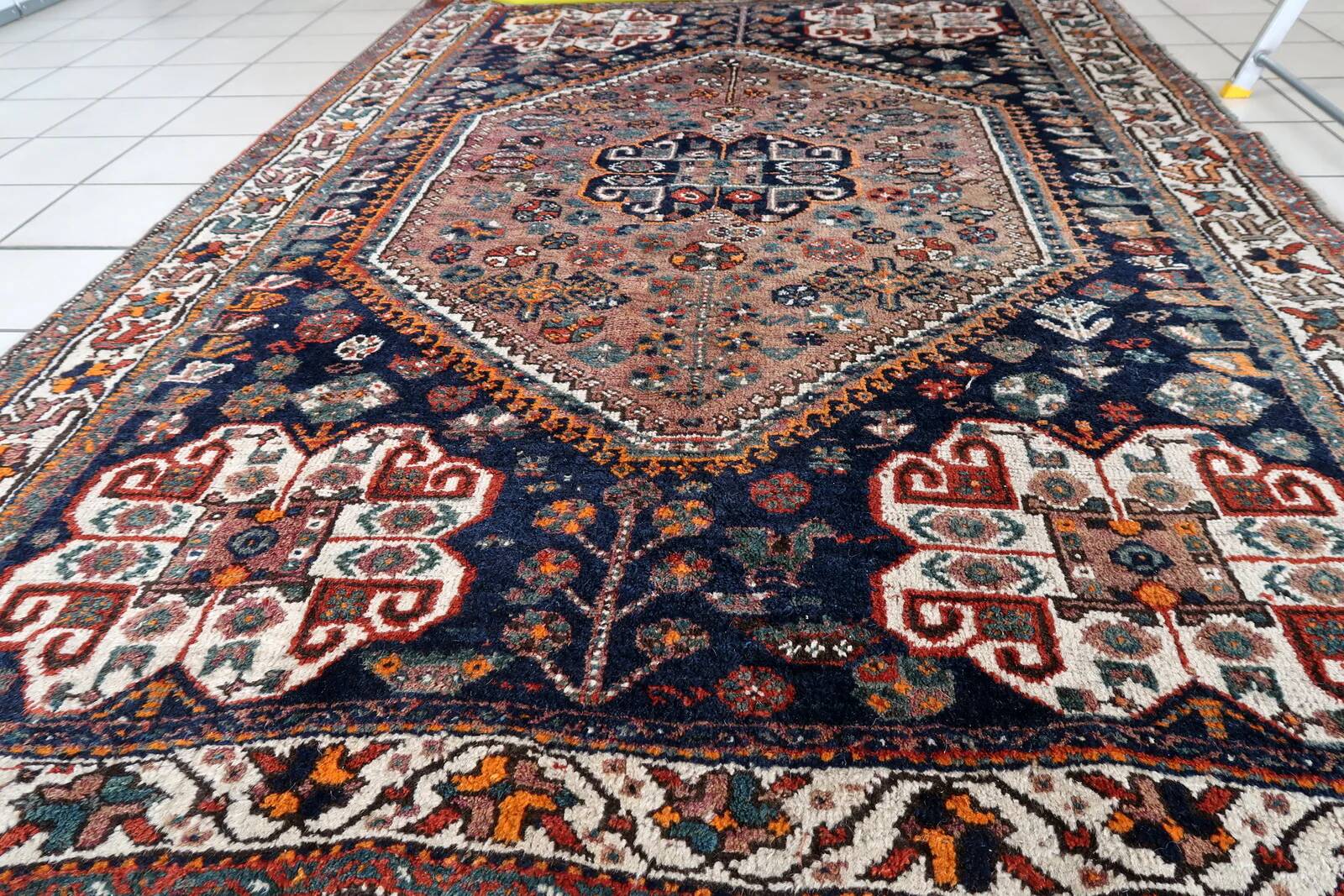 Handmade vintage Persian Shiraz rug 149cm x 208cm, 1940s