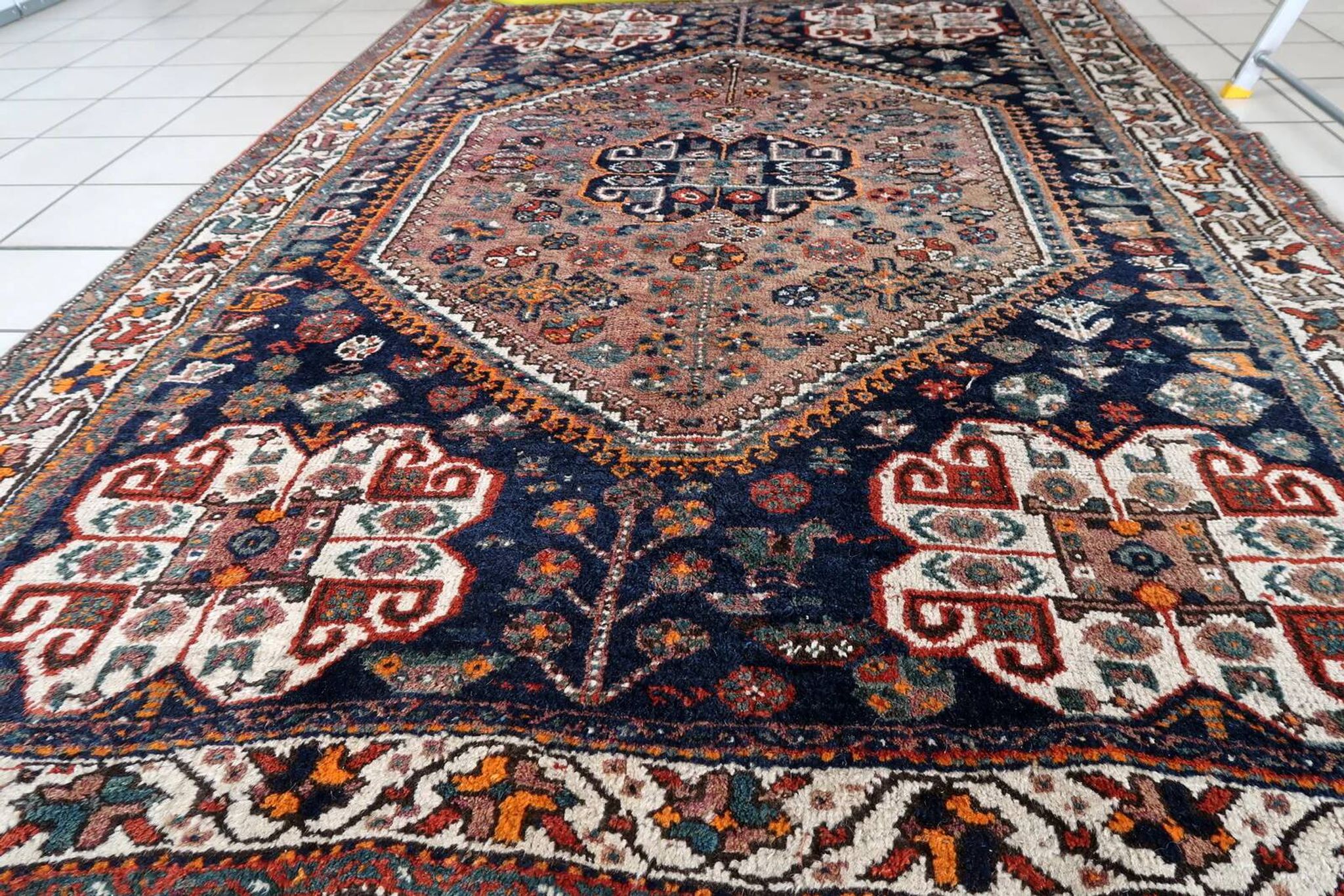Handmade vintage Persian Shiraz rug 149cm x 208cm, 1940s