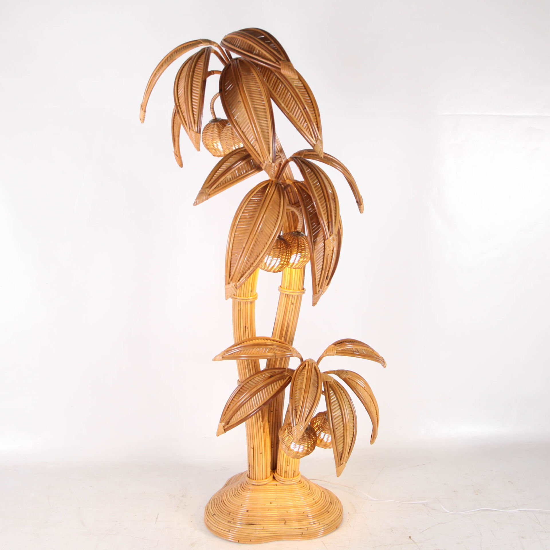 Lampadaire « palmier-cocotier » en rotin