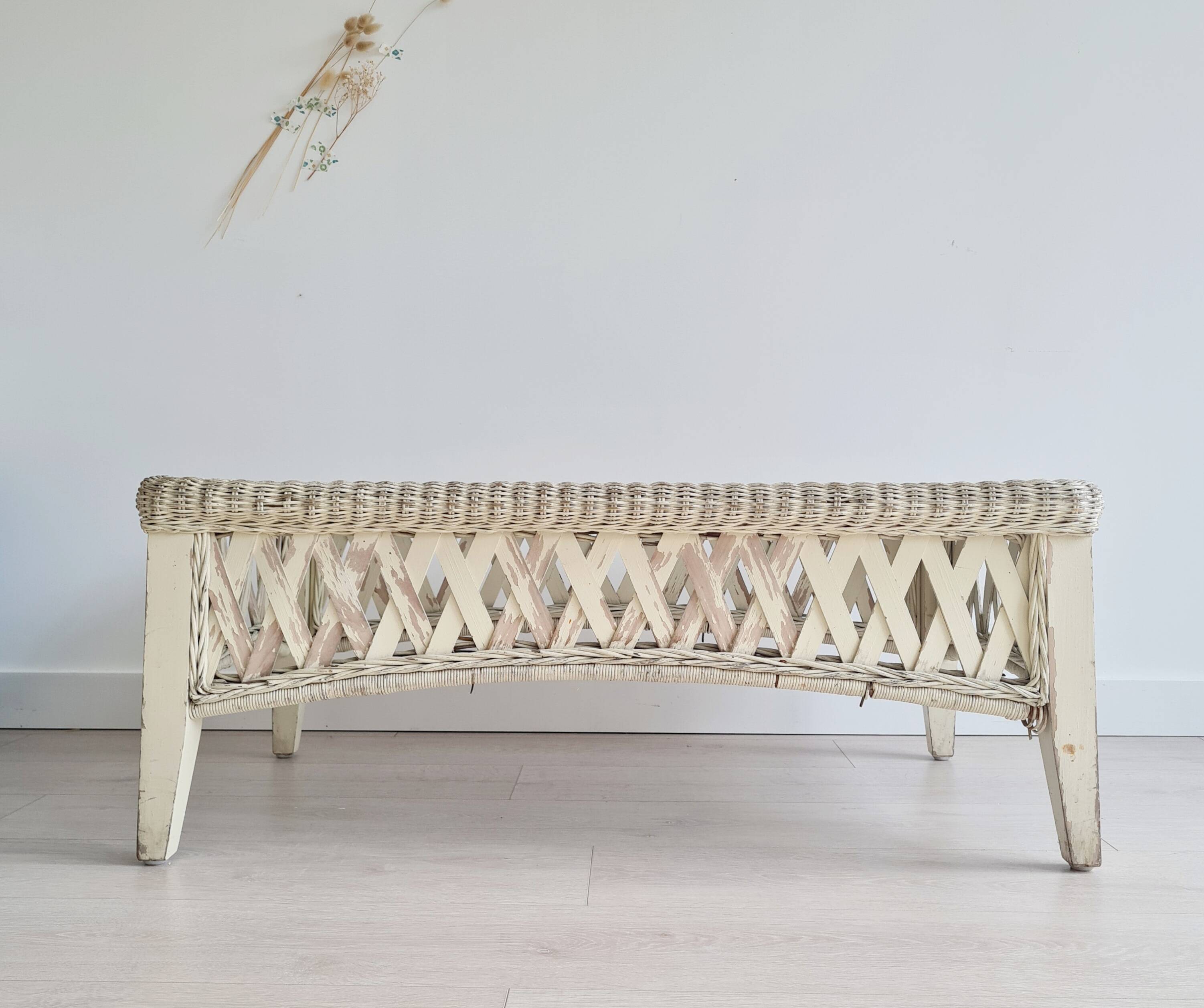 Table basse rotin blanc patiné plateau verre