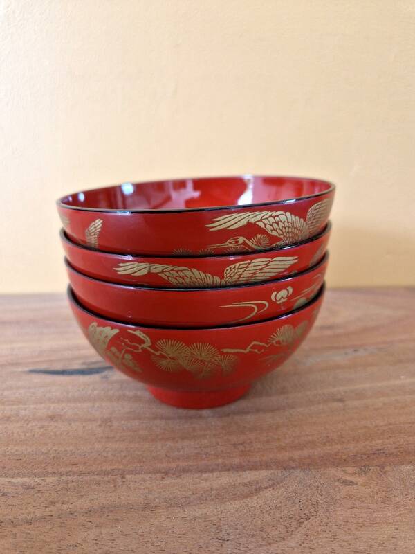 Japan - Series of 4 rice bowls - In red and gold lacquered wood - Meiji period work (1868-1912)