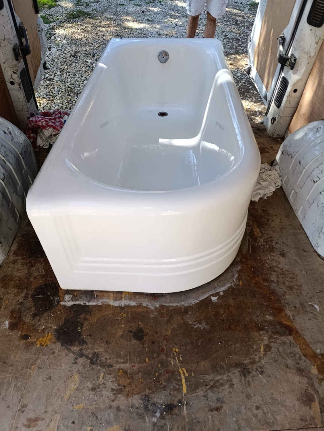 Art Deco bathtub from the 1930s and washbasin.