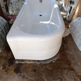 Art Deco bathtub from the 1930s and washbasin.