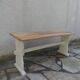 Banc réenchanté en beige, assise cirée chêne moyen.
