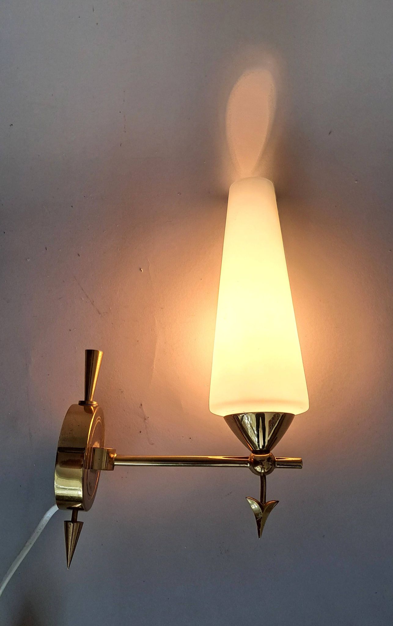 Applique en laiton doré et opaline blanche 1960