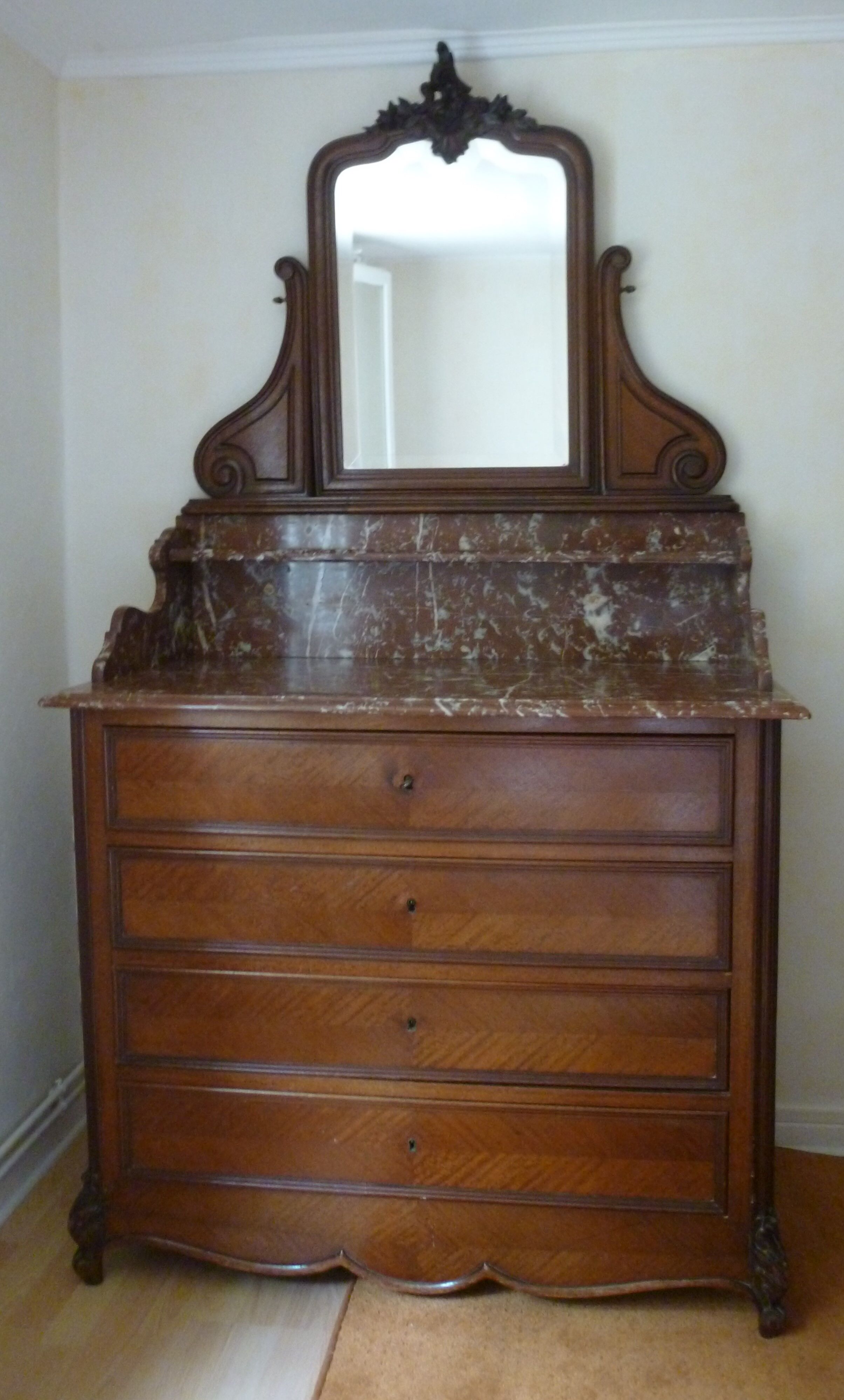 Meuble de toilette en marbre rose et miroir