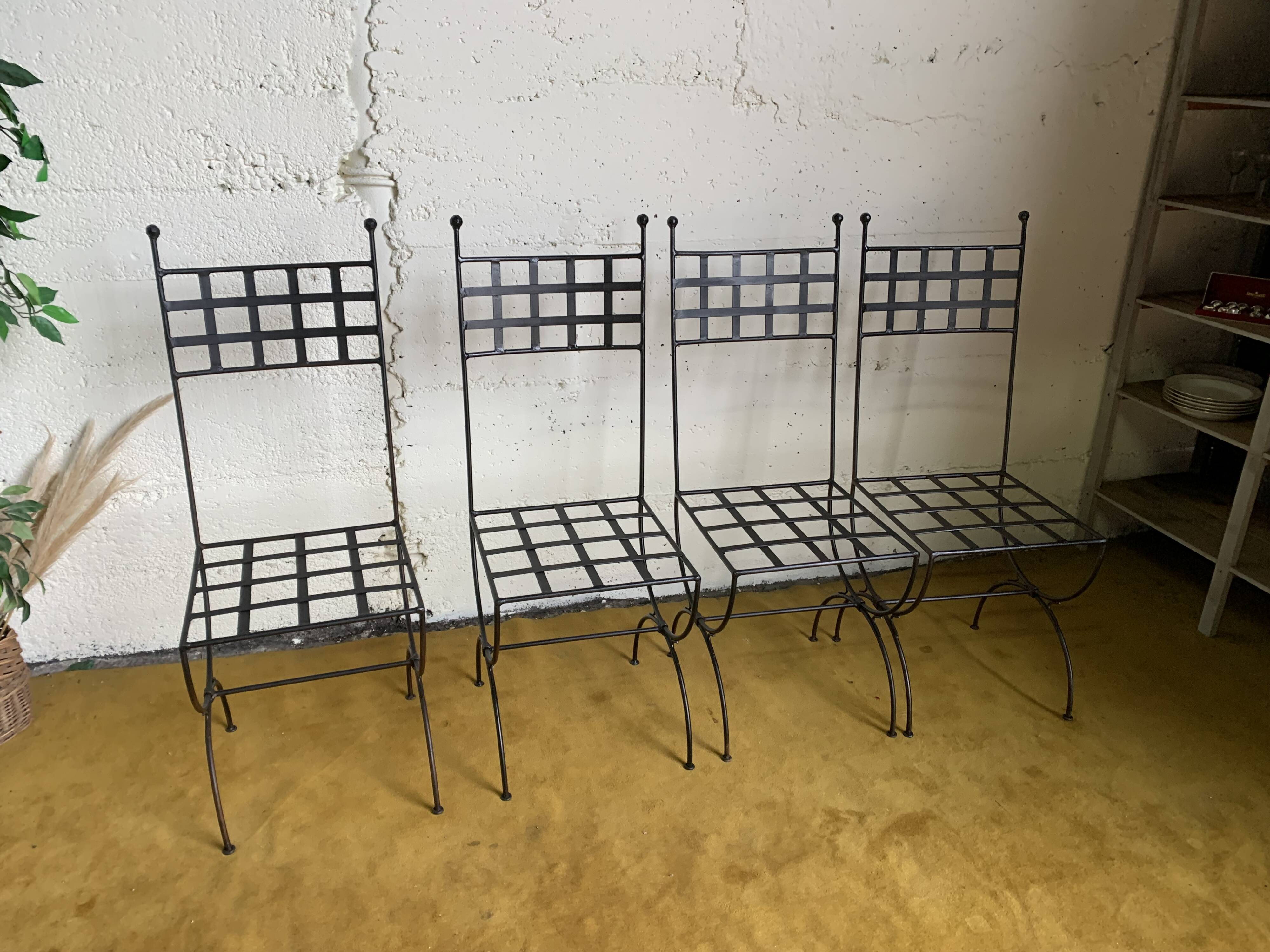 4 black wrought iron chairs for Philipine pro
