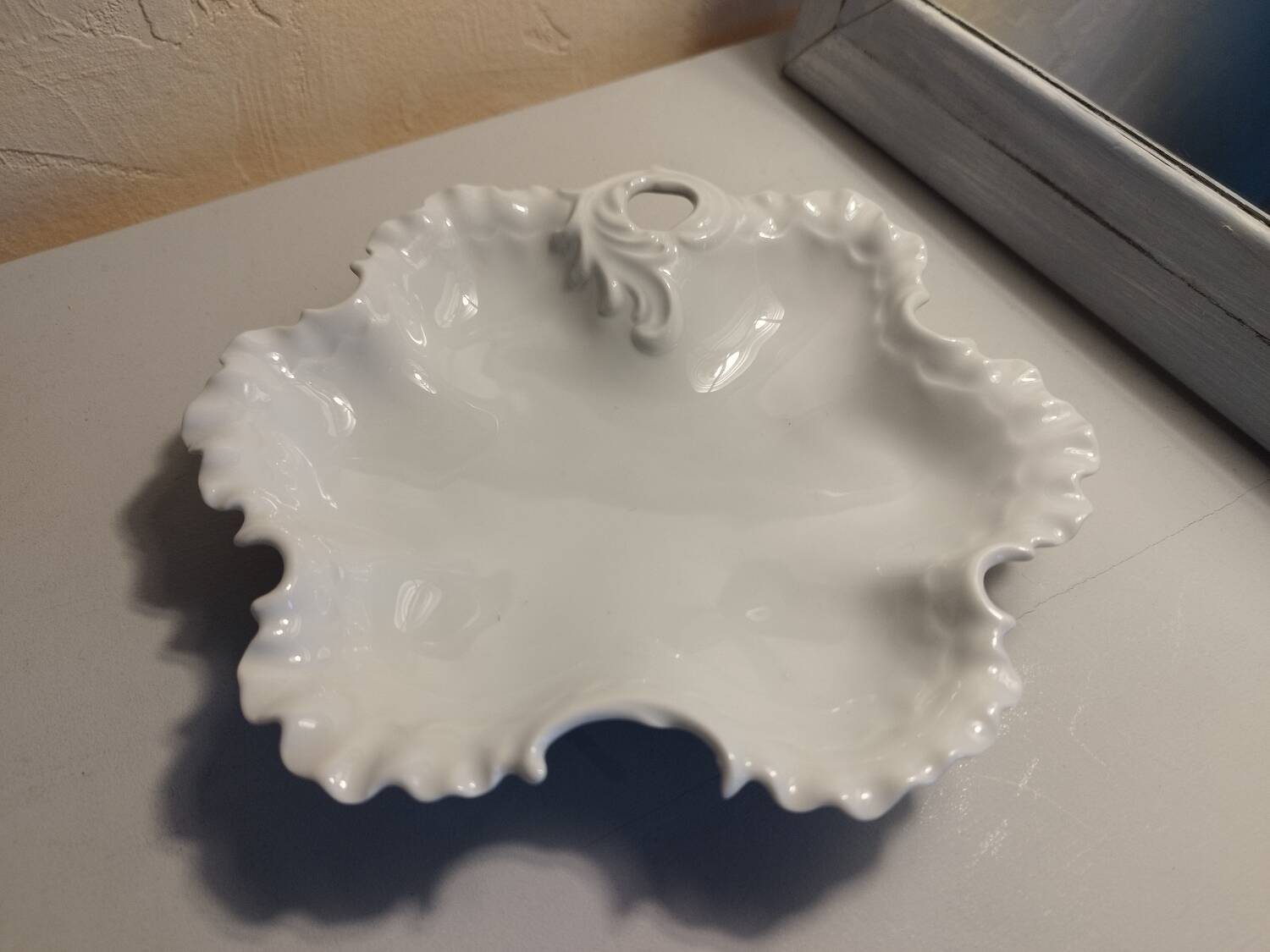 White porcelain pocket tray