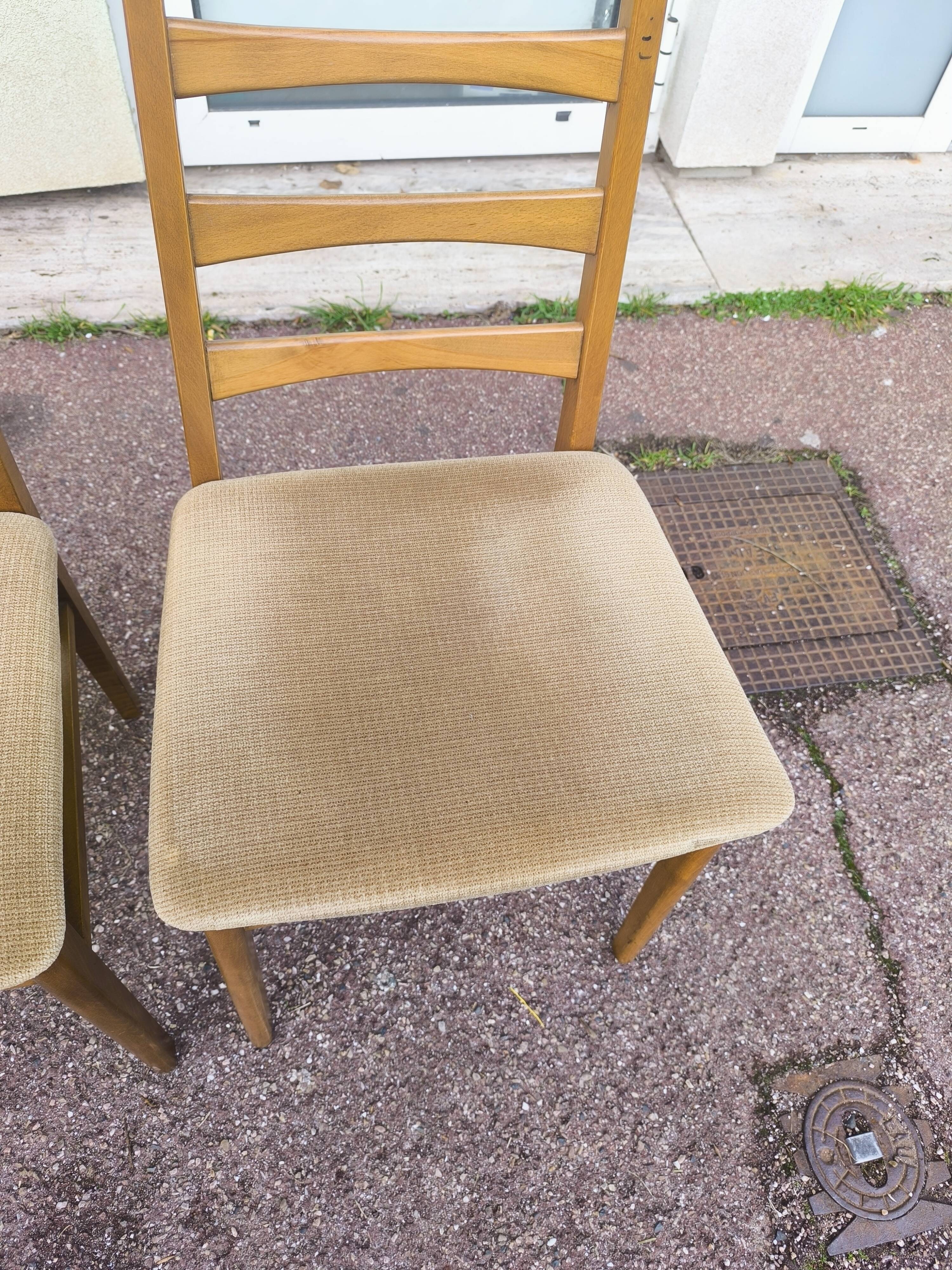 Set of 4 Scandinavian chairs in wood and fabric.