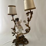 Chandelier représentant un amour les yeux bandés