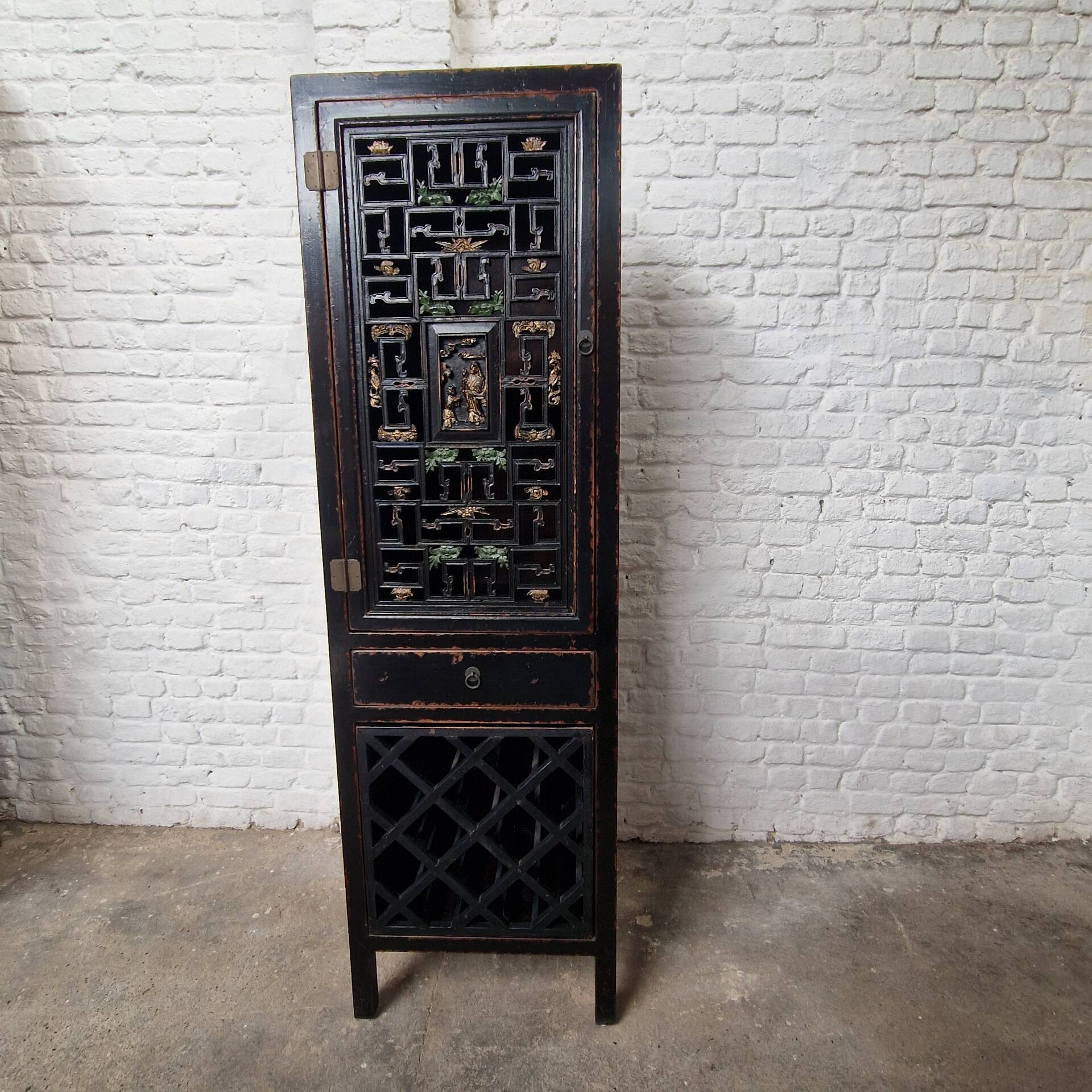 Cabinet chinois vintage noir patiné – porte sculptée ajourée – esprit