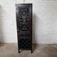 Cabinet chinois vintage noir patiné – porte sculptée ajourée – esprit