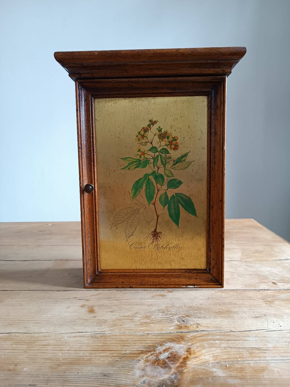 Key holder in wood and brass flower illustration