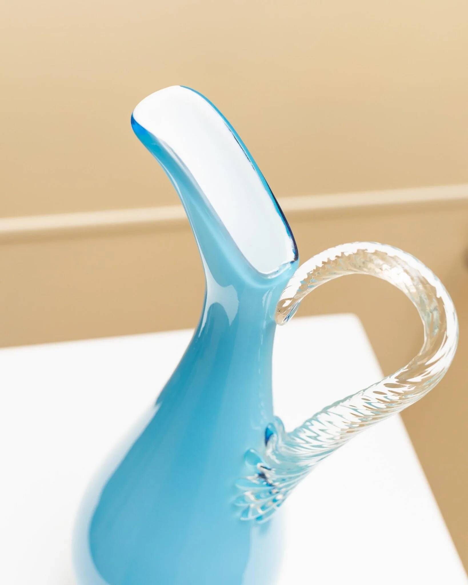 Carafe en verre de Murano bleu clair – Vase amphore italien vintage des années 1970 avec bouchon en forme de goutte.