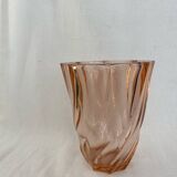 Vase en verre rose