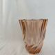 Vase en verre rose