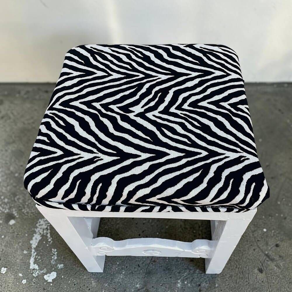 Tabouret en bois massif rustique avec assise en tissu zèbre