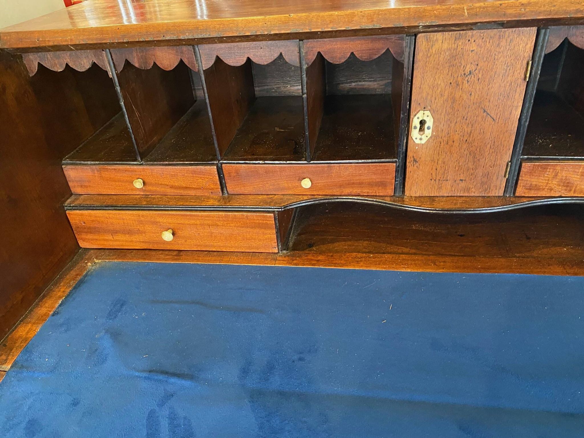 Bureau scriban anglais xixeme acajou avec tiroirs ferrures bronze boutons en os