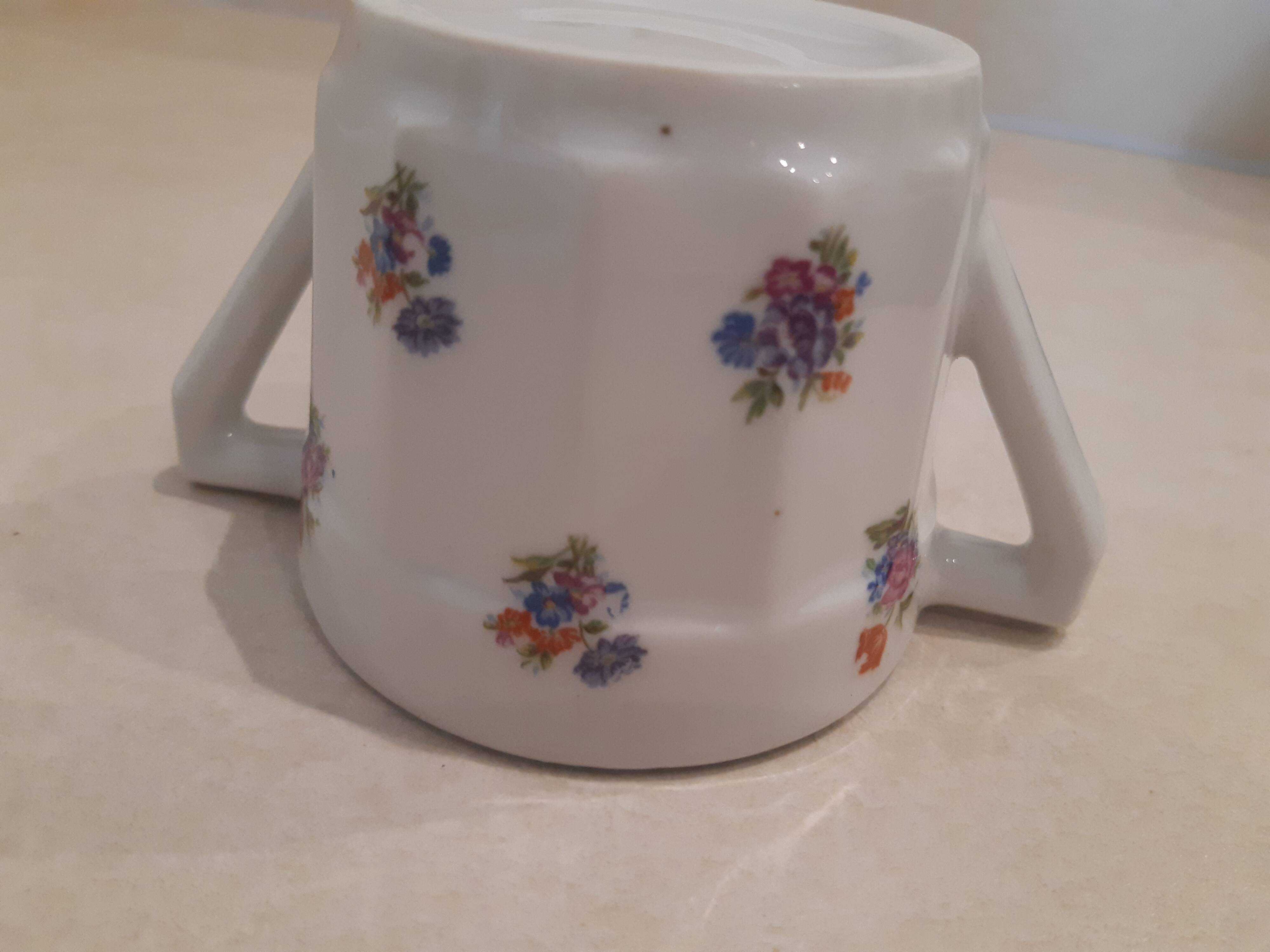 Large milk jug and sugar bowl from the 1930s, decorated with a bouquet of flowers. Silver thread.