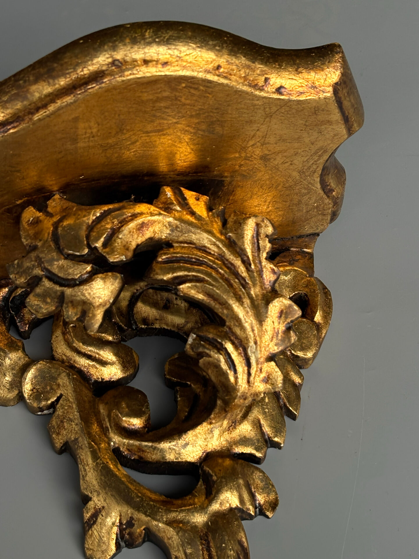 Petite console d’applique en bois sculpté et doré style Louis XV
