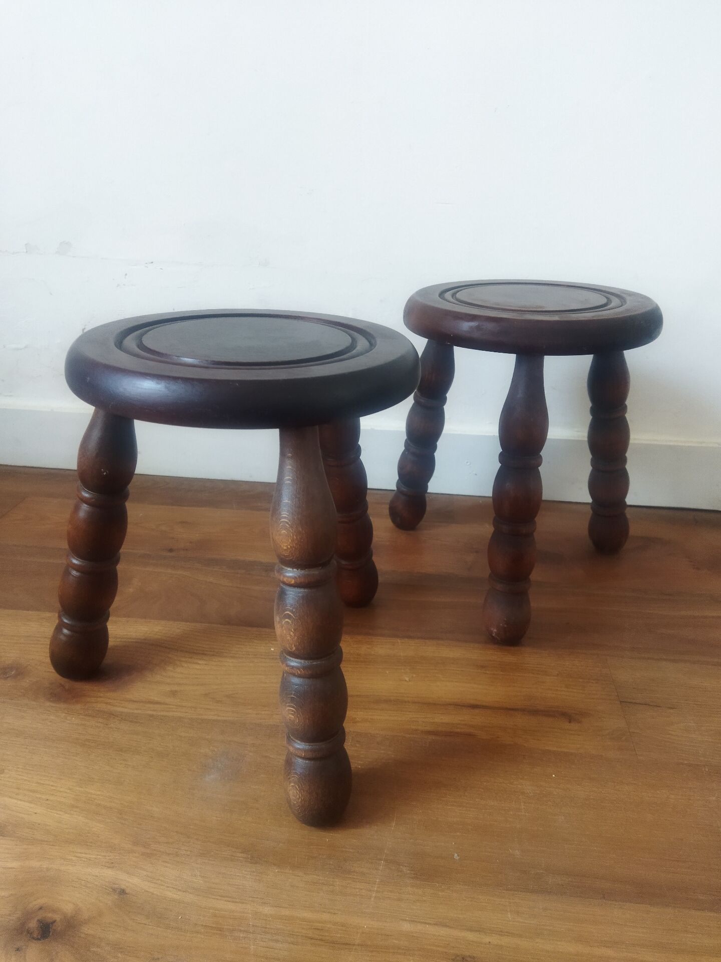 2 round tripod stools
