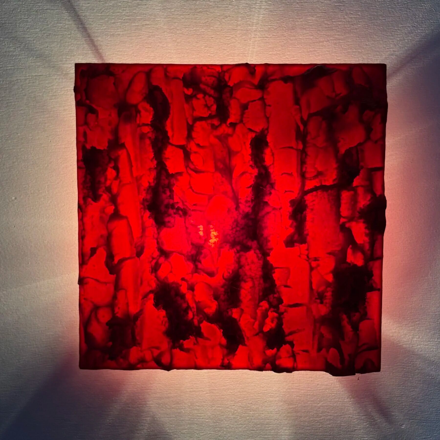 Lampe murale sculpturale rouge design Uwe Mersch des années 1970.
