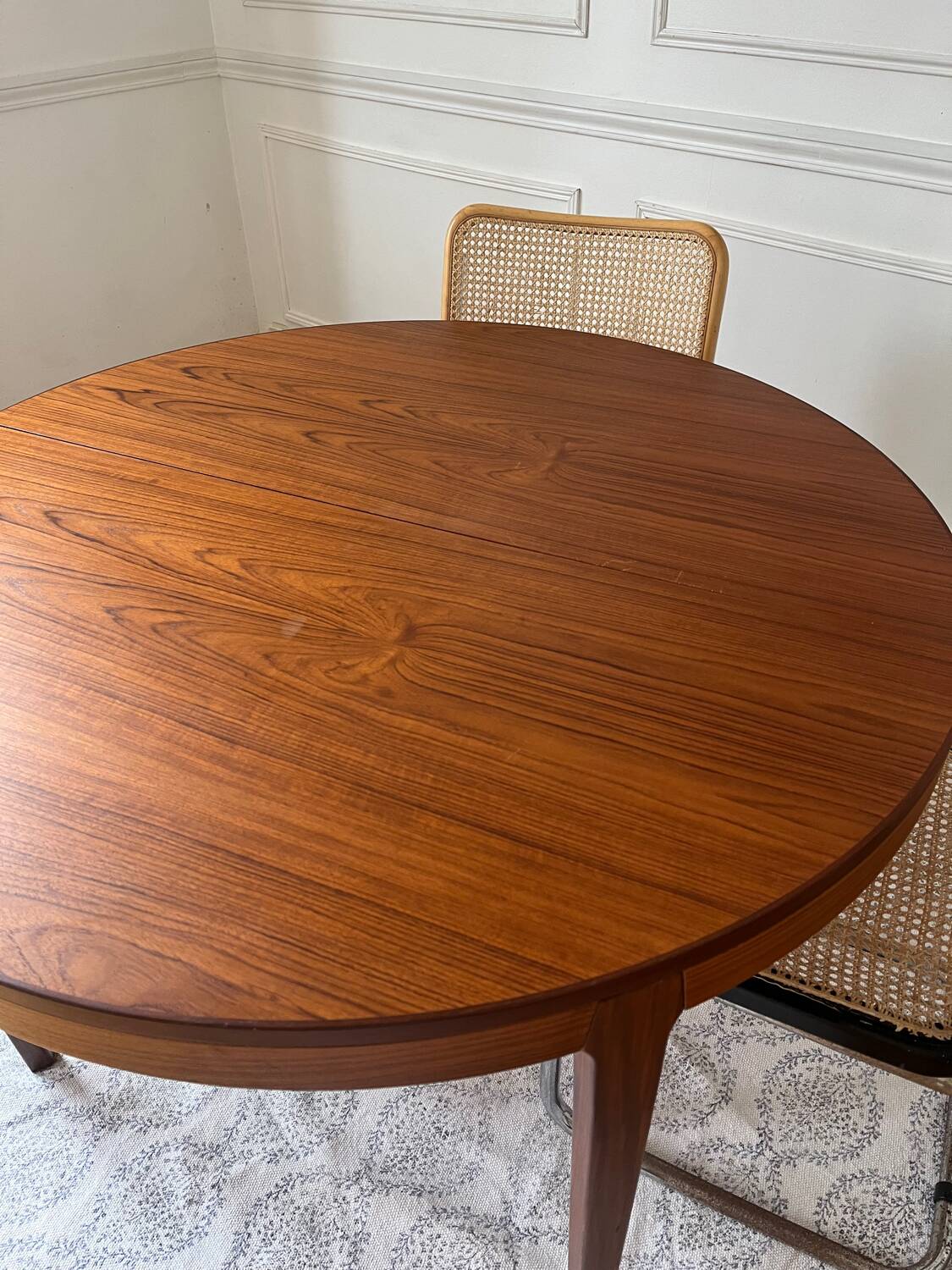 Round extendable rosewood table from the 70s