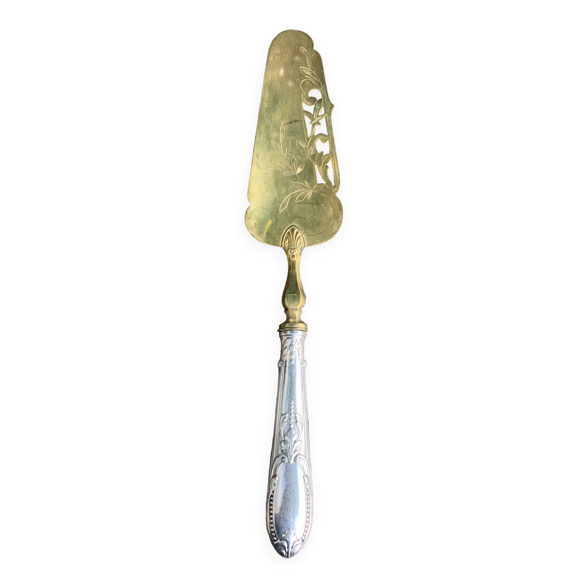 Pelle a tarte en vermeil et argent fourre, poinçon signe, motif floral ciselé, ancienne