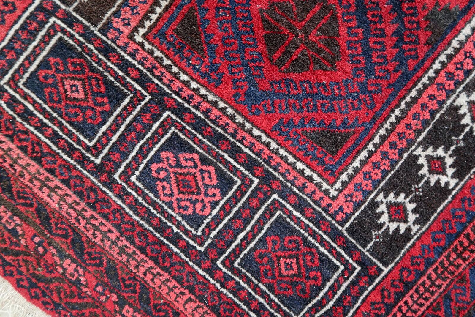 Tapis de Prière Vintage Baluch Fait Main en Laine – 94 x 152 cm