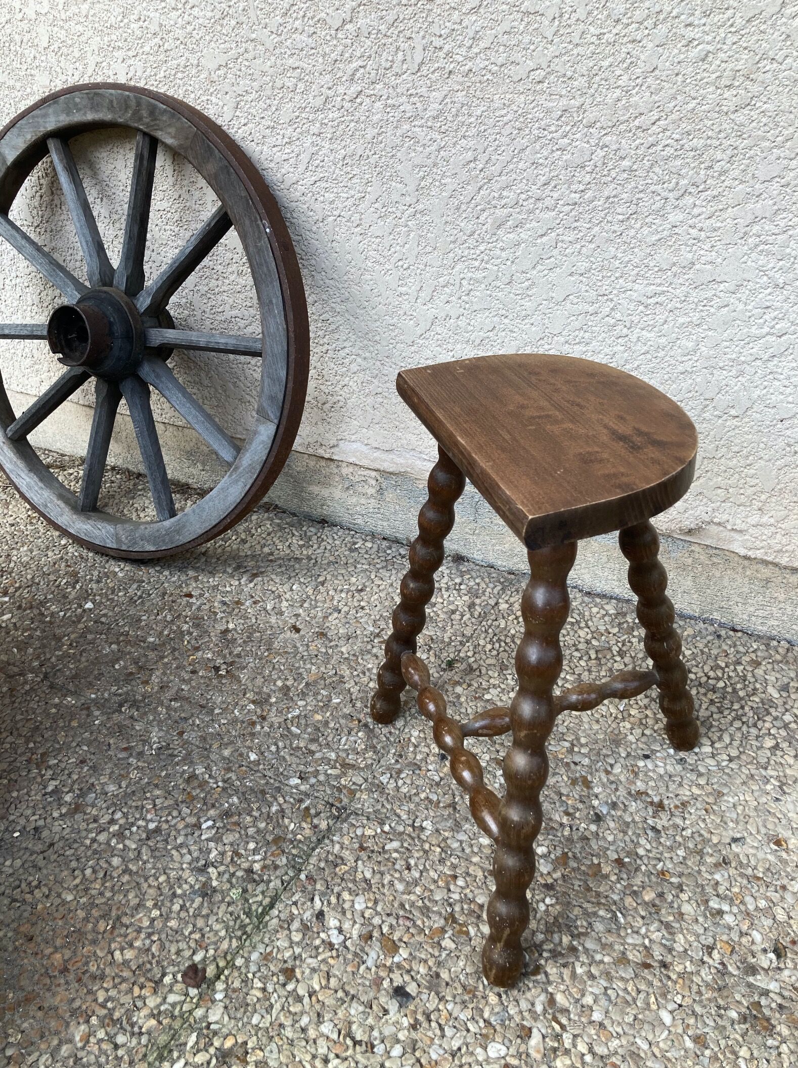 Half-moon pearl tripod stool