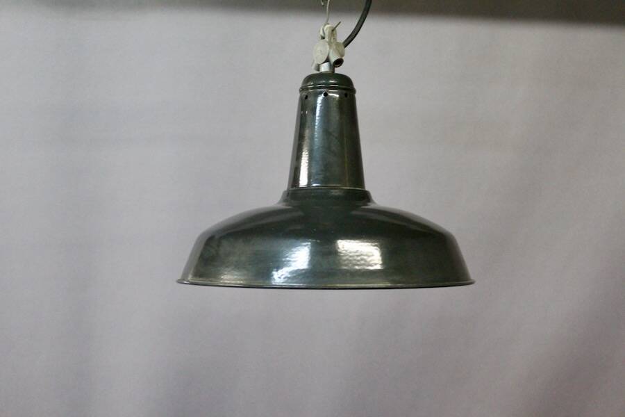 Workshop pendant light in enamelled sheet metal