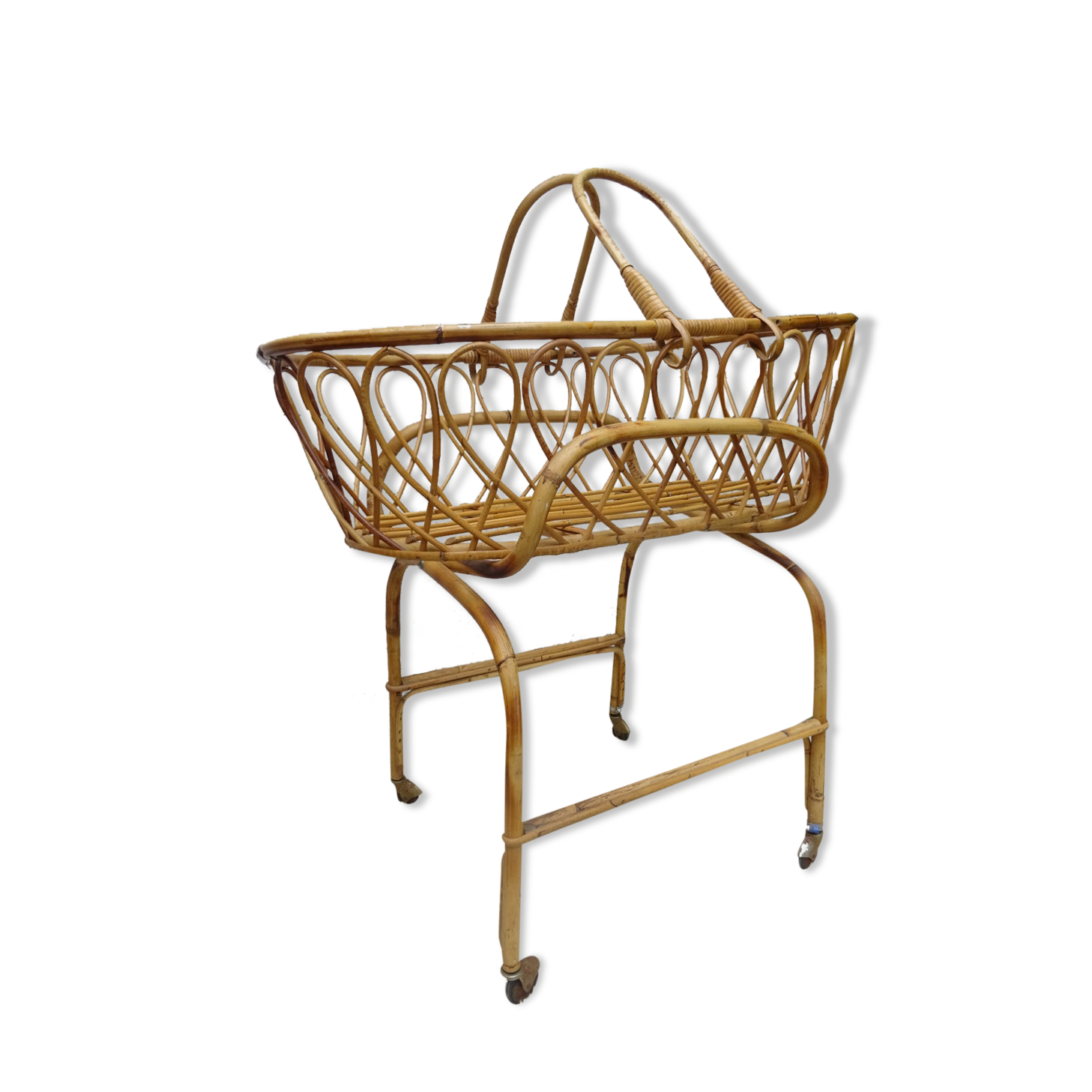 Rattan bassinet on folding support