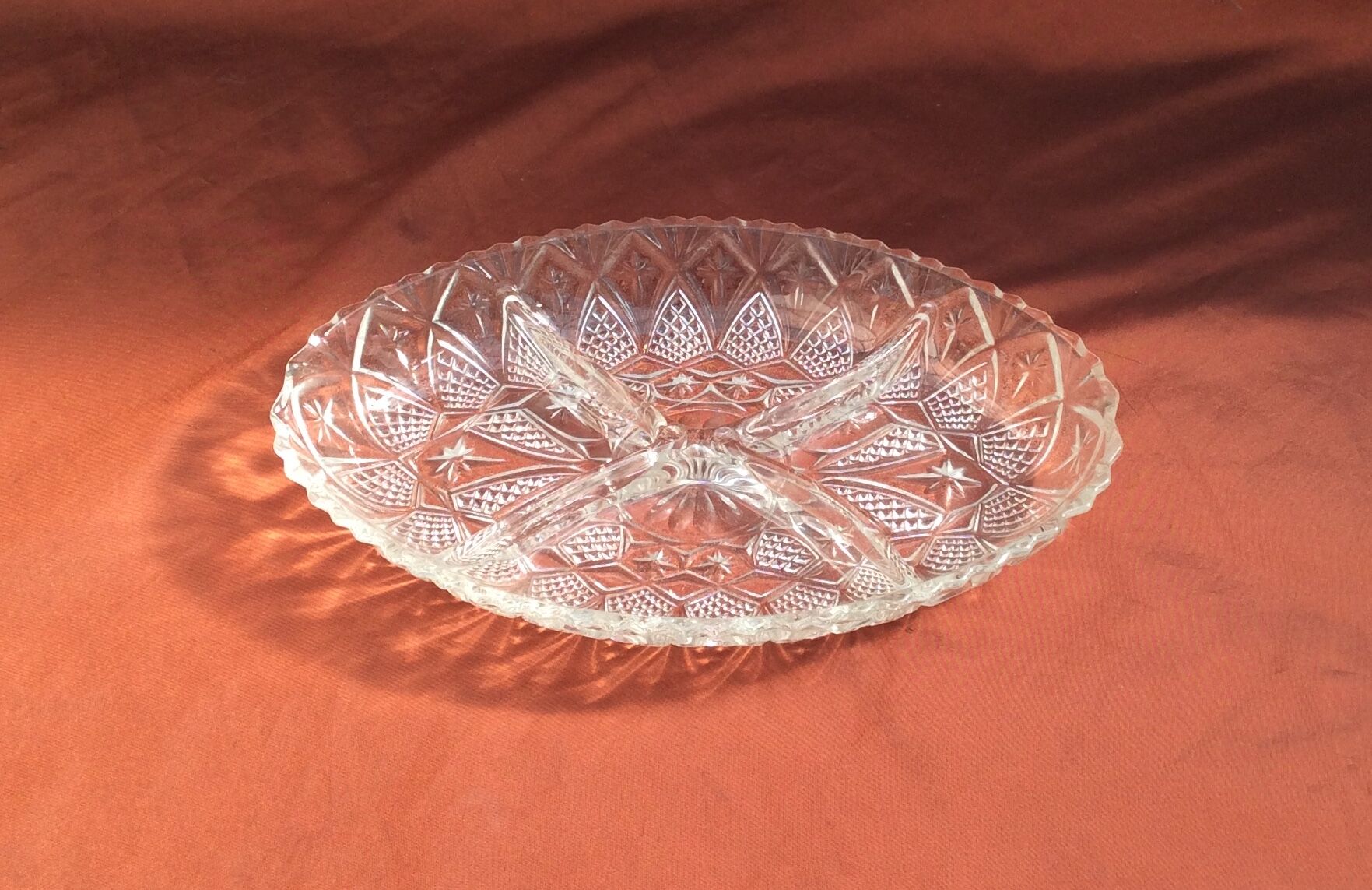 Sculpted oval glass plate with 4 compartments