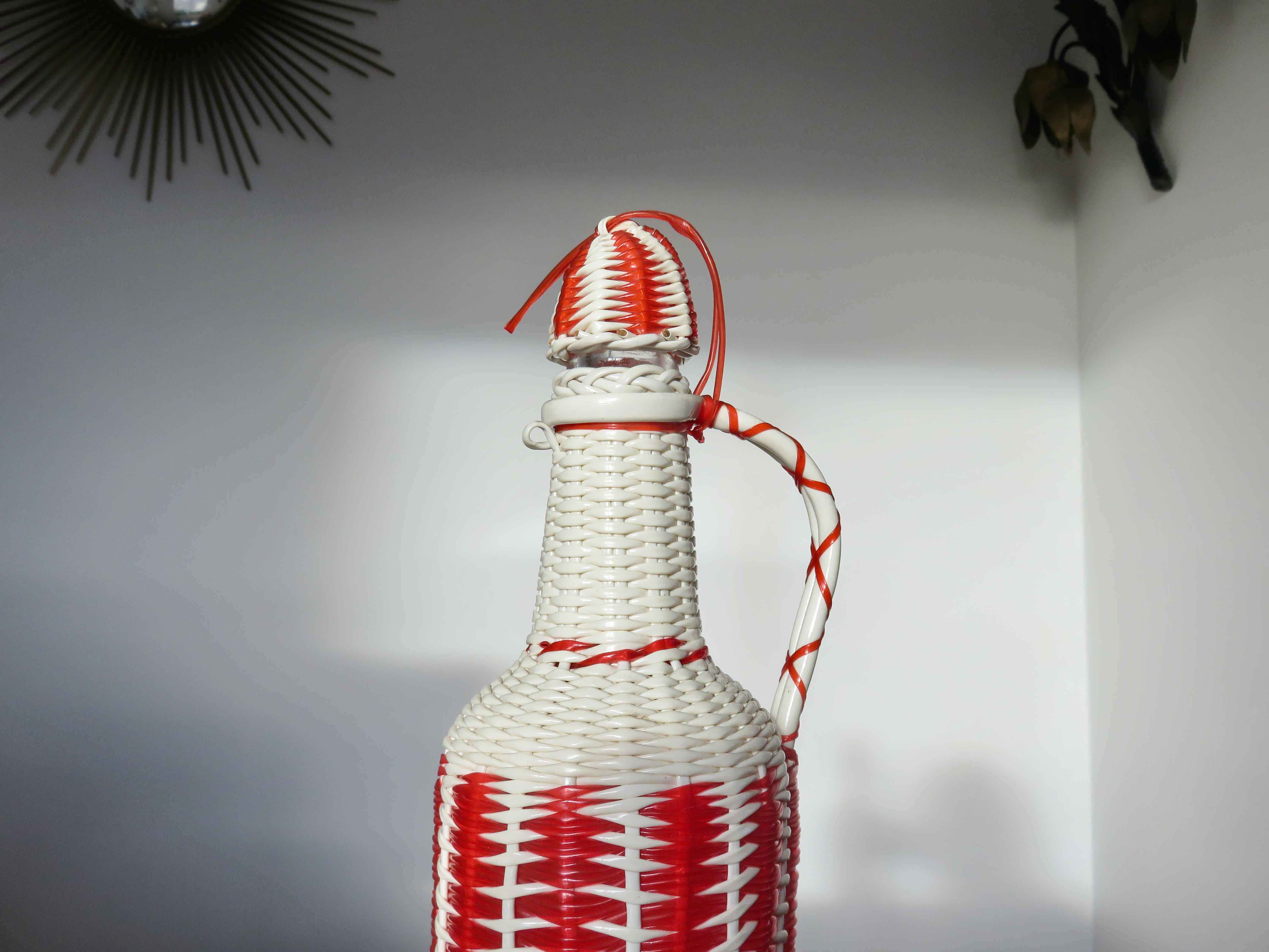 Bottle in red and white scoubidou 50-60s