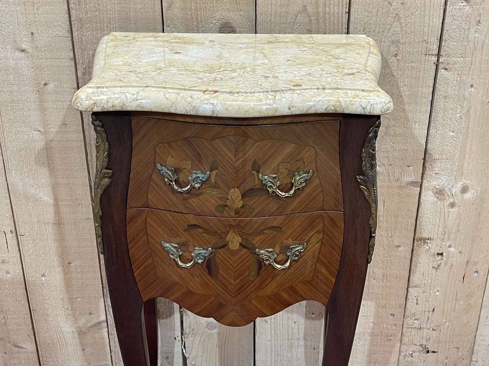 Chevet de style Louis XV en bois de rose, chêne et dessus marbre - fabrication des années 70