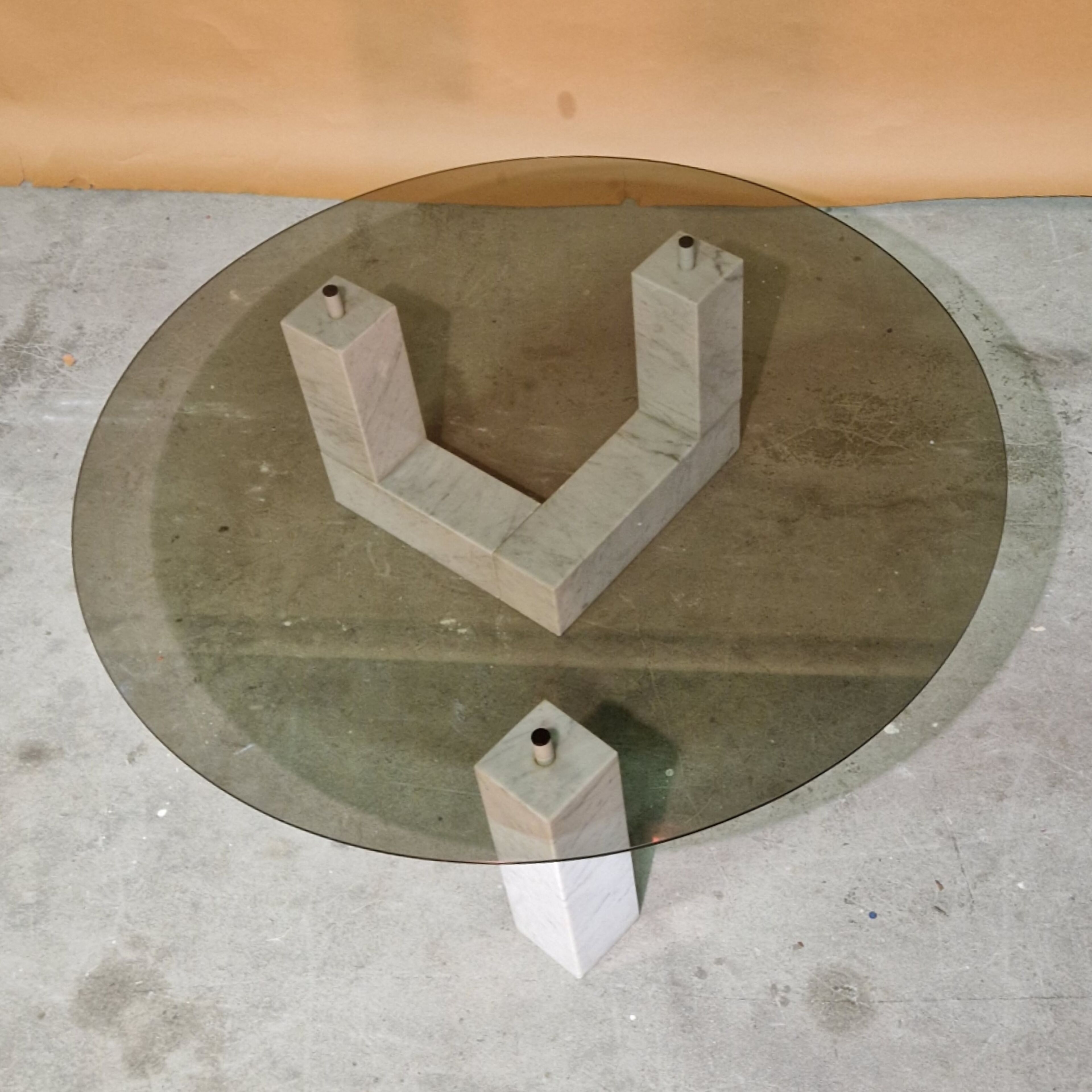 Post modern Carrara marble coffee table with glass top, Italy 1980s