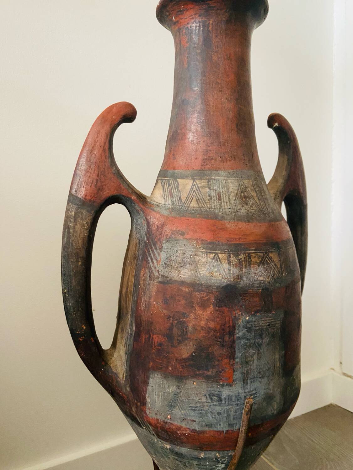 Ancient Kabyle amphora in terracotta.