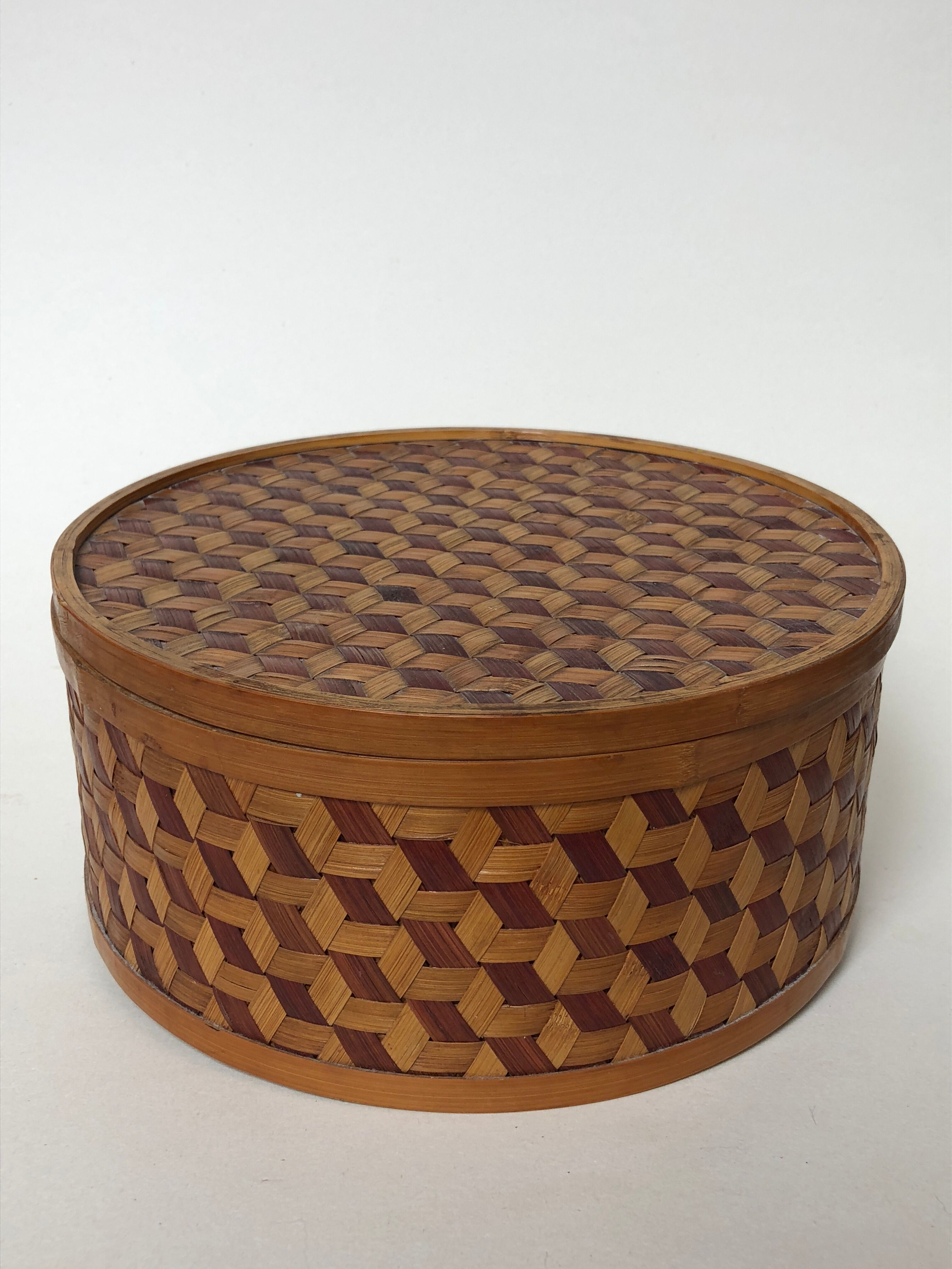 With lid rattan basket