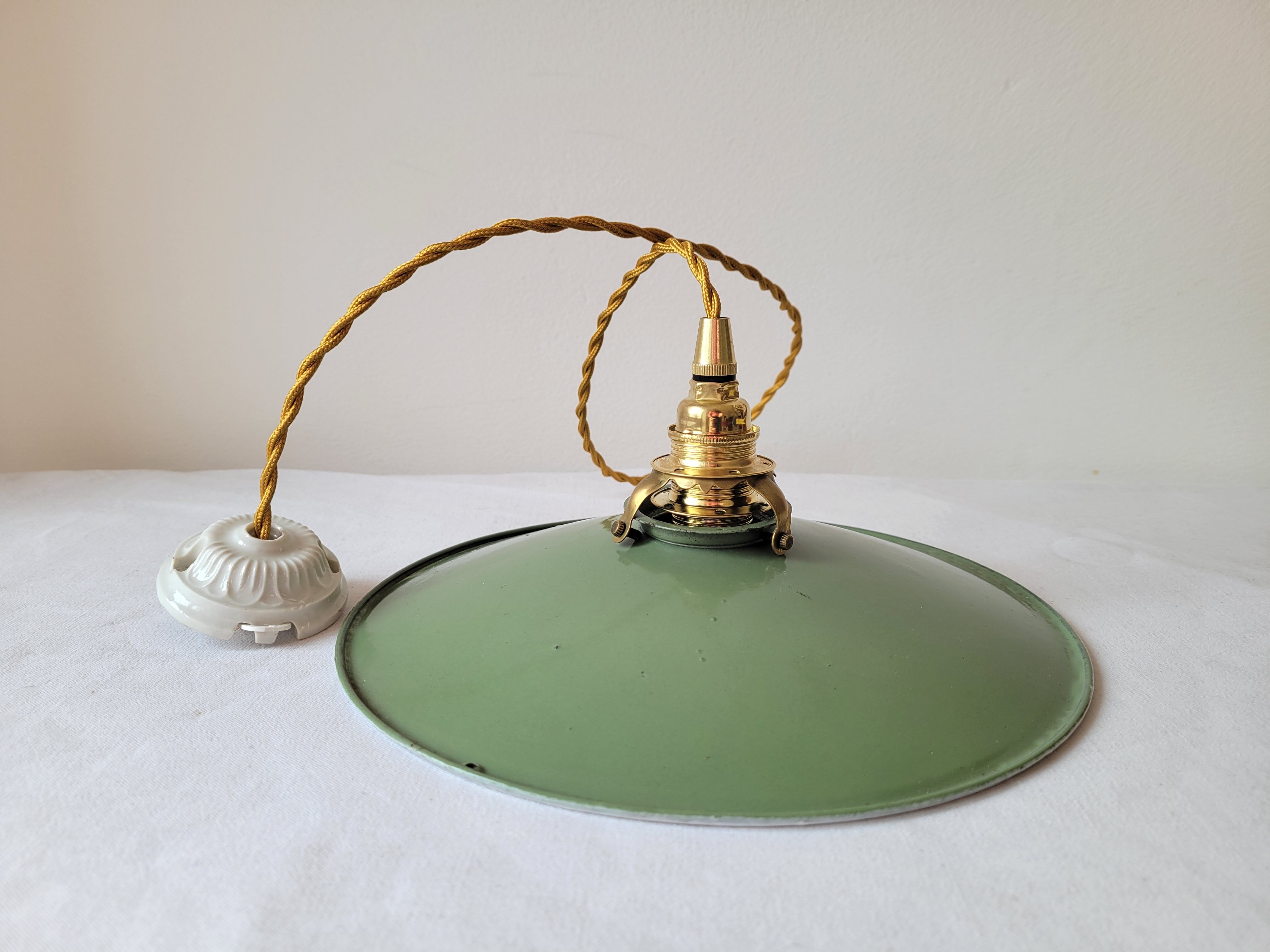 Workshop suspension in enamelled sheet metal