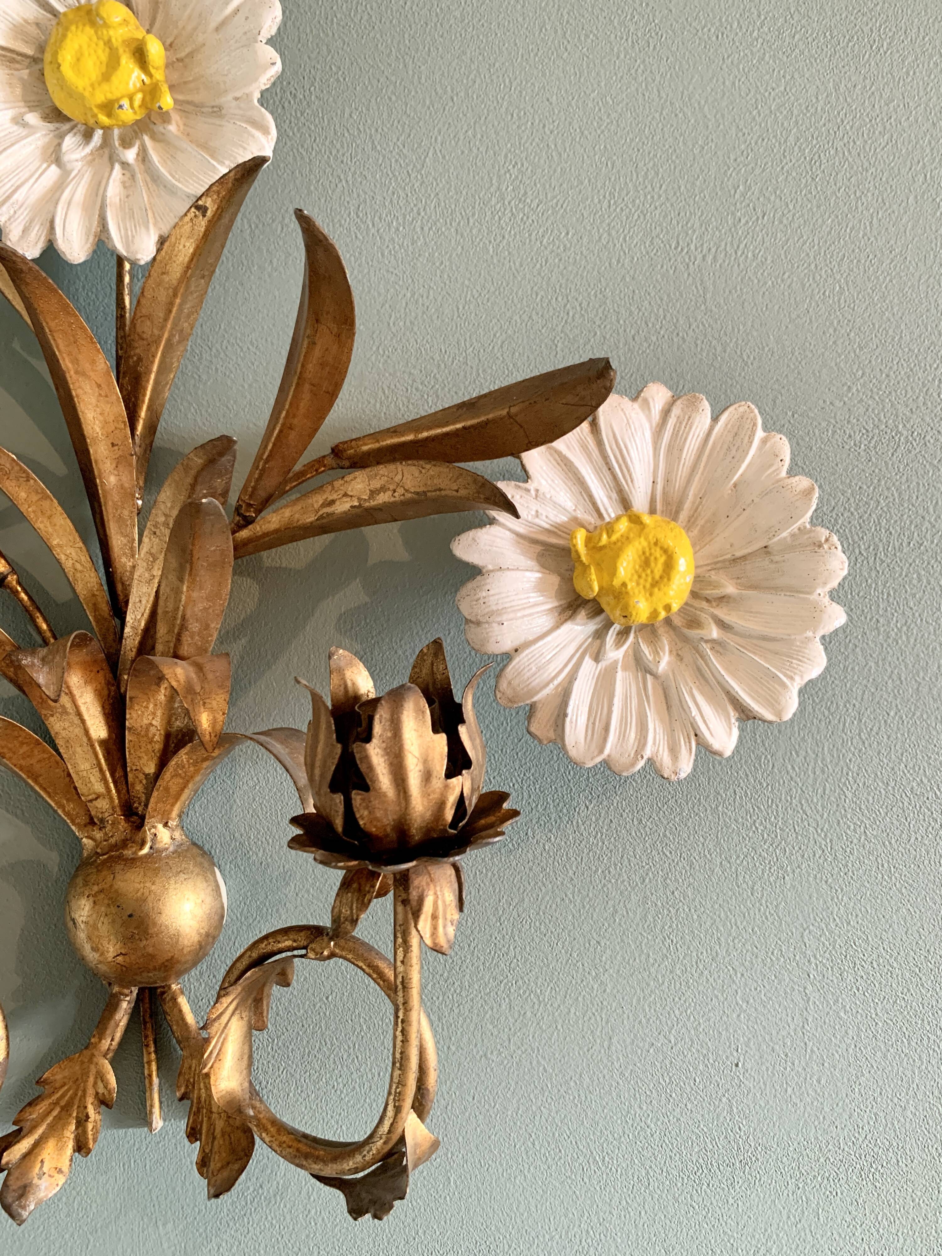 Wall lamp in gilded brass with a daisy design.