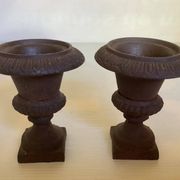 Pair of Médicis vase candlesticks in cast iron