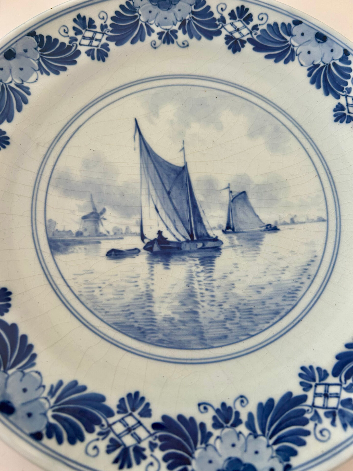 Decorative plate in blue Delft pottery