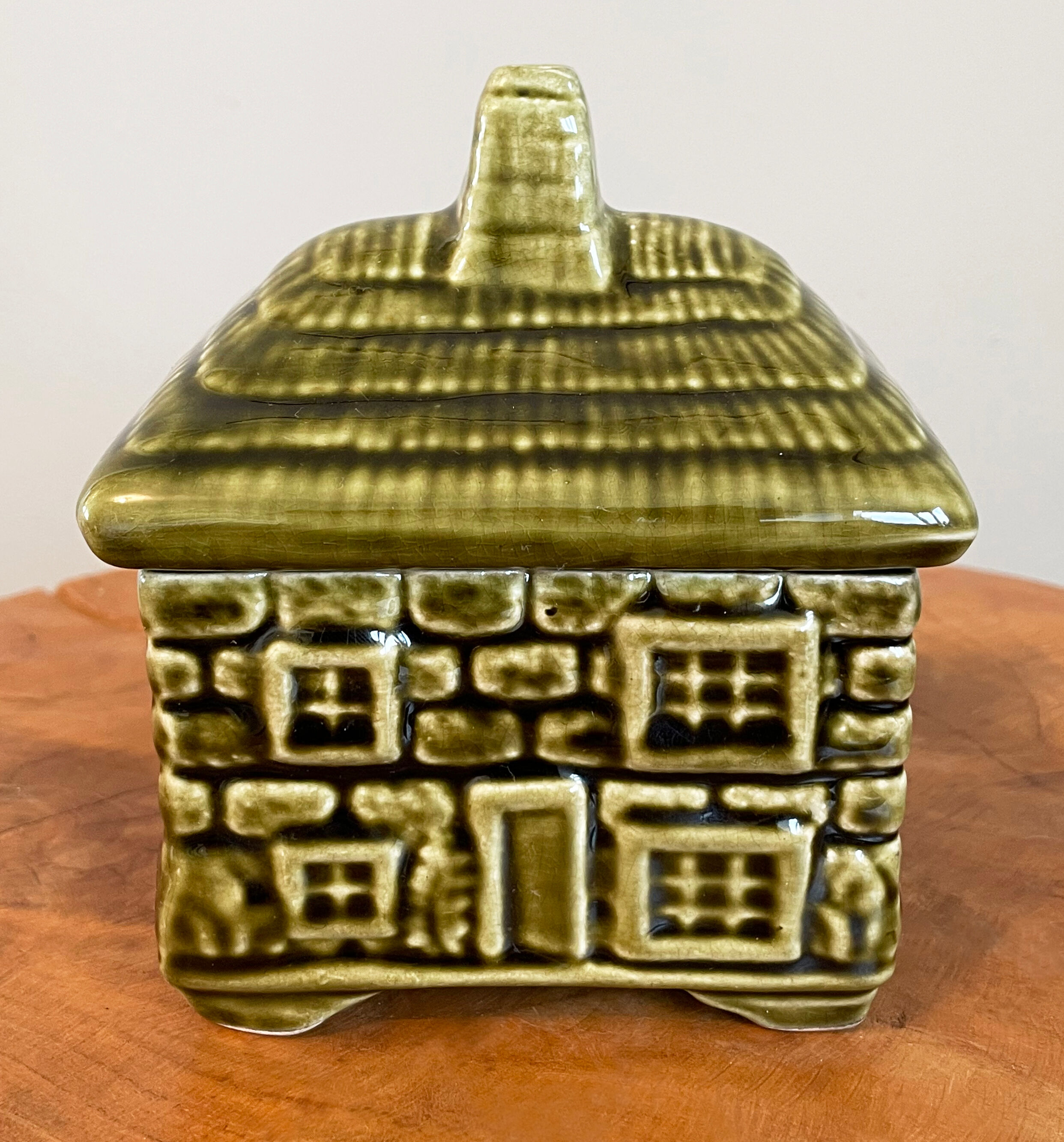 Pot Devonway en forme de maison de cottage pot de miel / sucre Majolica, vaisselle britannique fabriquée en Angleterre
