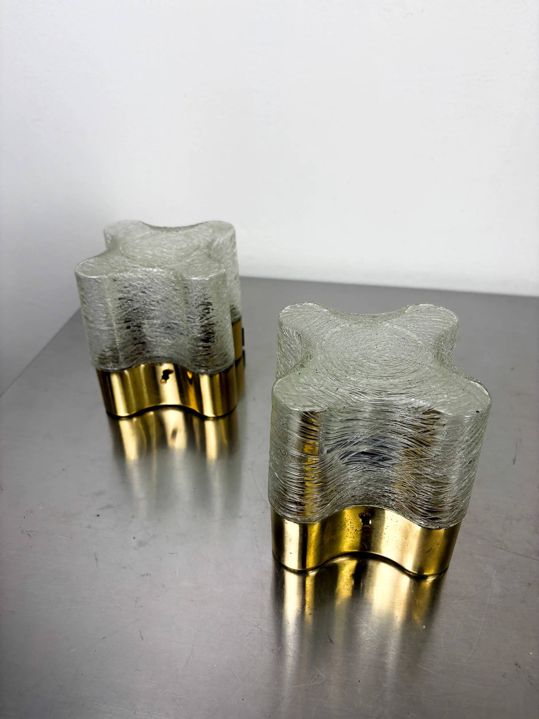Paire de appliques murales Gaetano Sciolari pour Lightolier, verre dépoli de Murano, Italie années 1970.
